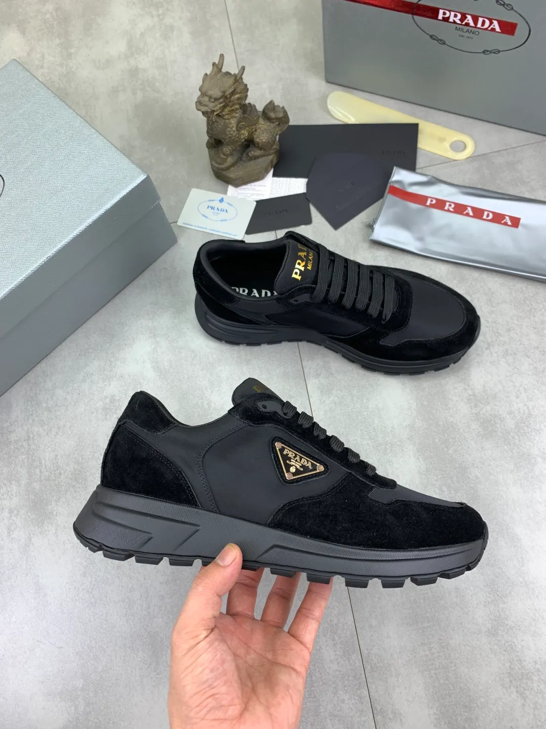 Men's shoes 💰P520 new (higher version) new PRADA (Prada) classic models are on the market at the same time, new men's shoes, 😘fabrics are selected from original imported calfskin. First layer of imported cowhide lining. The original version is awesome! 👍🏿Original open-molded non-slip PU outsole, with exquisite lines, simple and elegant, super comfortable and classy on foot, suitable for leisure travel. Code number: 38-45 (46 customized) 2️⃣ colors available